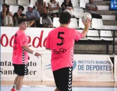 Dos jugadores del Sinf&iacute;n durante un  partido. / X