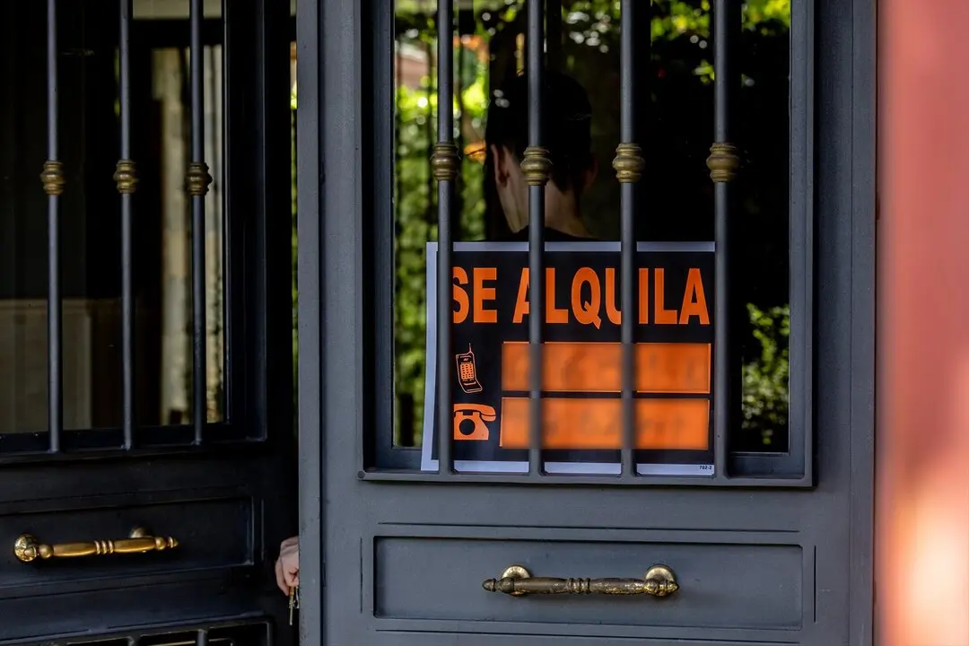 Un cartel que anuncia que se alquila una vivienda en Madrid. / Ricardo Rubio