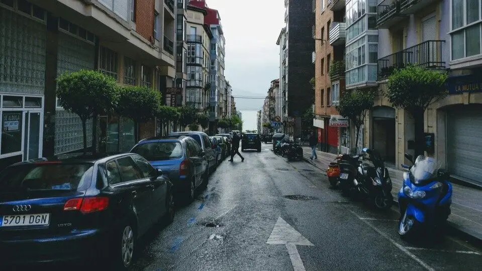 Varios veh&iacute;culos en una calle de Santander. / A.P.