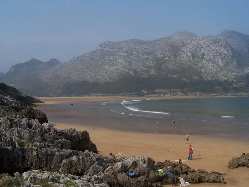 Varias personas en la playa de Ori&ntilde;&oacute;n. / EP