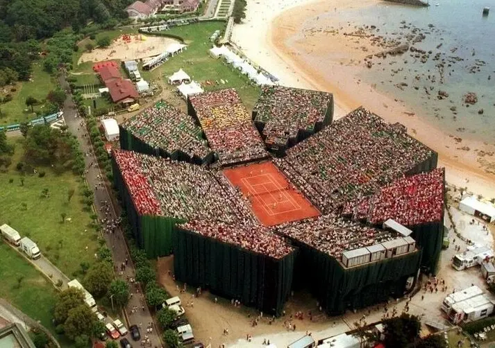 Pista de tenis que alberg&oacute; la Copa Davis en La Magdalena. / C.D.