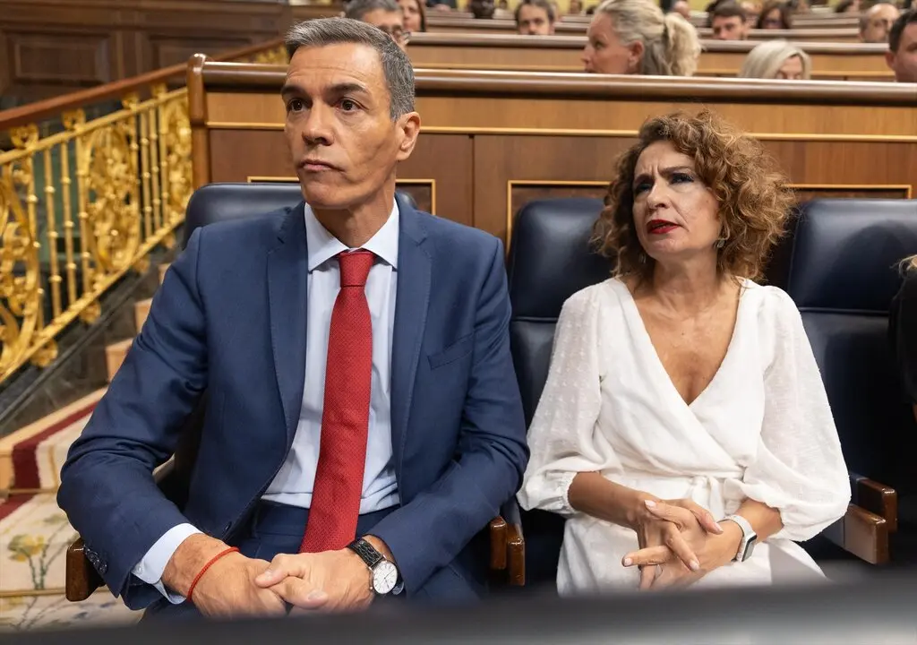 El presidente del Gobierno, Pedro S&aacute;nchez y la vicepresidenta primera y ministra de Hacienda, Mar&iacute;a Jes&uacute;s Montero, durante una sesi&oacute;n de control al Gobierno. / Eduardo Parra