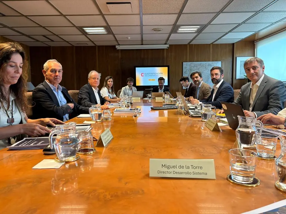 El consejero de Industria, Empleo, Innovaci&oacute;n y Comercio de Cantabria, Eduardo Arasti, en la reuni&oacute;n. / A.E.