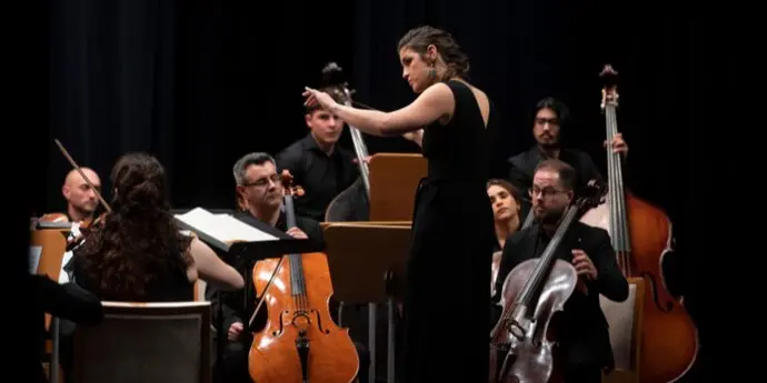 Paula Sumillera dirige la OSCAN en el  Palacio de Festivales. / x