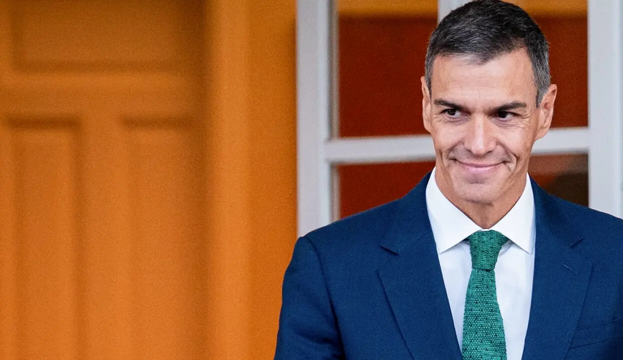 El presidente del Gobierno, Pedro S&aacute;nchez, recibe al canciller de la Rep&uacute;blica Federal de Alemania, Friedrich Merz, en el Palacio de la Moncloa, a 18 de septiembre de 2025, en Madrid (Espa&ntilde;a). La reuni&oacute;n est&aacute; marcada por la actual escalada de tensi&oacute;n diplom&aacute;tica entre Espa&ntilde;a e Israel, motivada por las duras cr&iacute;ticas del Gobierno espa&ntilde;ol a los bombardeos en Gaza y el reclamo de S&aacute;nchez para excluir a Israel de competiciones internacionales mientras contin&uacute;e la ofensiva en la Franja. El encuentro abord&oacute; tambi&eacute;n la guerra de Ucrania, la coordinaci&oacute;n entre la OTAN frente a incidentes de seguridad en el este de Europa y la petici&oacute;n espa&ntilde;ola a Alemania para que mejore su apoyo a la oficialidad del catal&aacute;n en la UE.
Fecha: 18/09/2025. leer menos

Firma: A. P&eacute;rez Meca / Europa Press
Personajes: PEDRO S&Aacute;NCHEZ