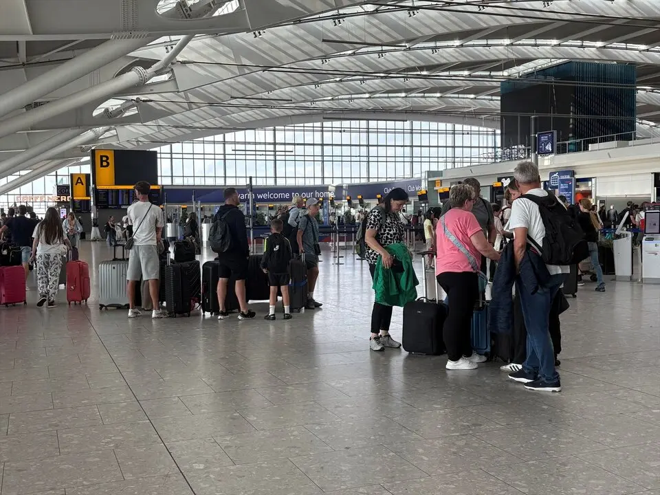 Vista del interior de la Terminal 5 del aeropuerto de Heathrow tras un fallo del control de tr&aacute;fico a&eacute;reo. / Jonathan Brady