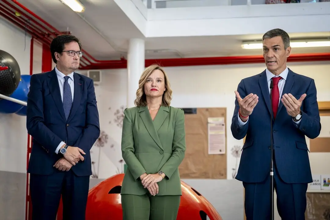 (I-D) El ministro para la Transformaci&oacute;n Digital y de la Funci&oacute;n P&uacute;blica, &Oacute;scar L&oacute;pez; la ministra de Educaci&oacute;n, Formaci&oacute;n Profesional y Deportes, Pilar Alegr&iacute;a, y el presidente del Gobierno, Pedro S&aacute;nchez. / A. P&eacute;rez Meca