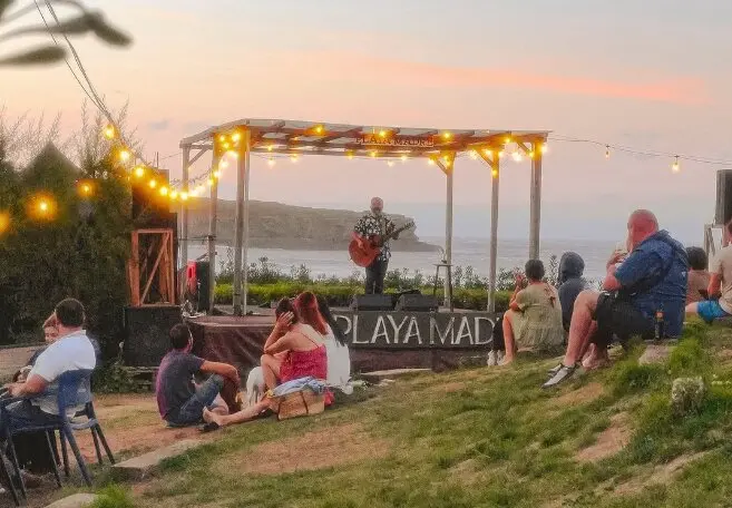 Varias personas en 'Playa Madre'. / PM