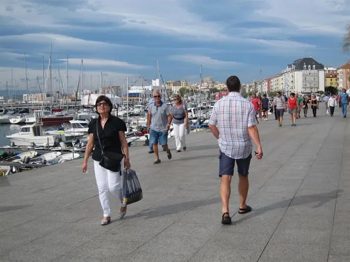 Varias personas caminan por la bah&iacute;a de Santander. / EP