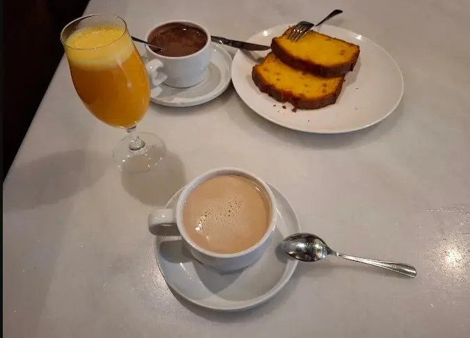Un desayuno en la cafeter&iacute;a de Santander. / A.E