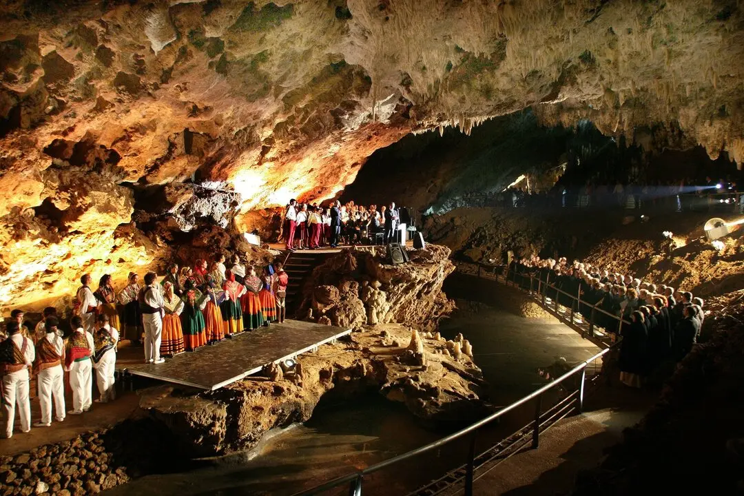 La cueva de El Soplao, uno de los espacios incluidos en la programaci&oacute;n. / Alerta