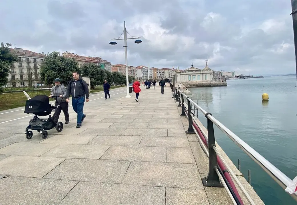 Varias personas caminan por la bah&iacute;a de Santander. / EP