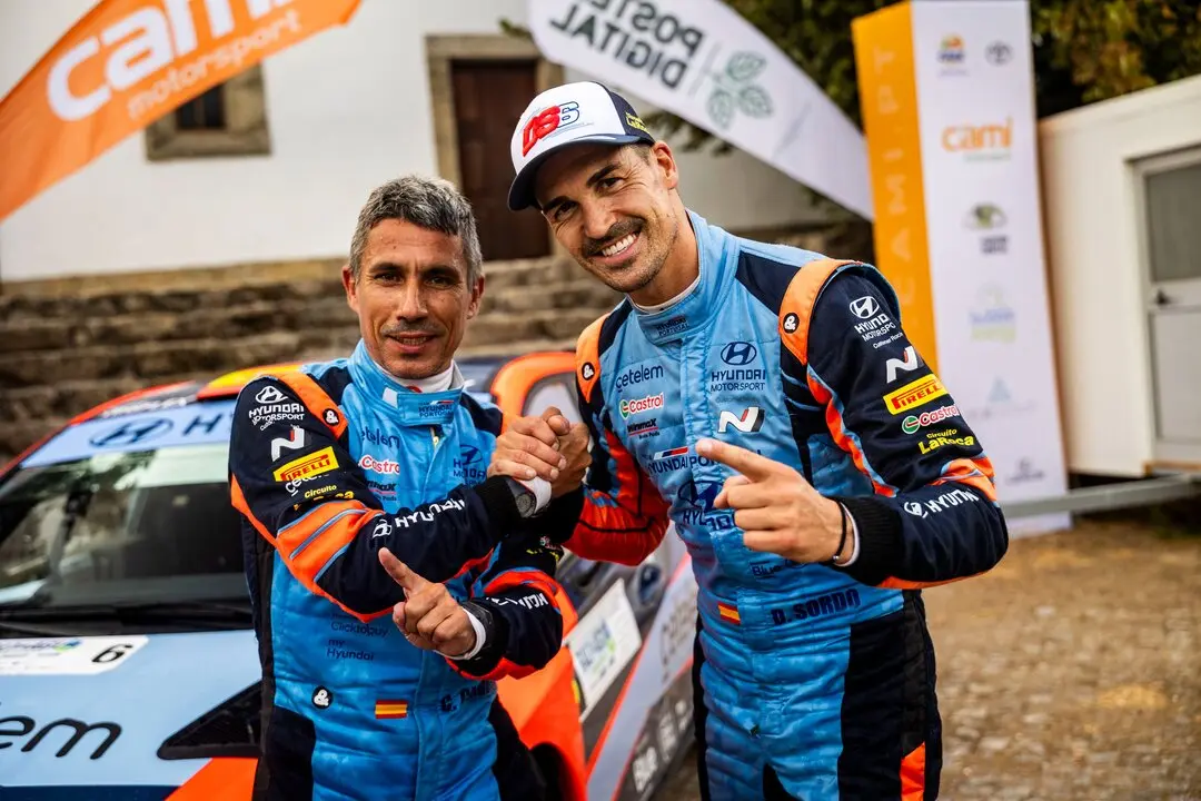 Dani Sordo y su compa&ntilde;ero tras ganar el rally. / Dani Sordo