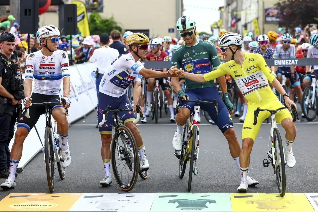 Remco Evenepoel y Tadej Pogacar se saludan antes de una etapa del Tour de Francia 2025. / David Pintens / EP