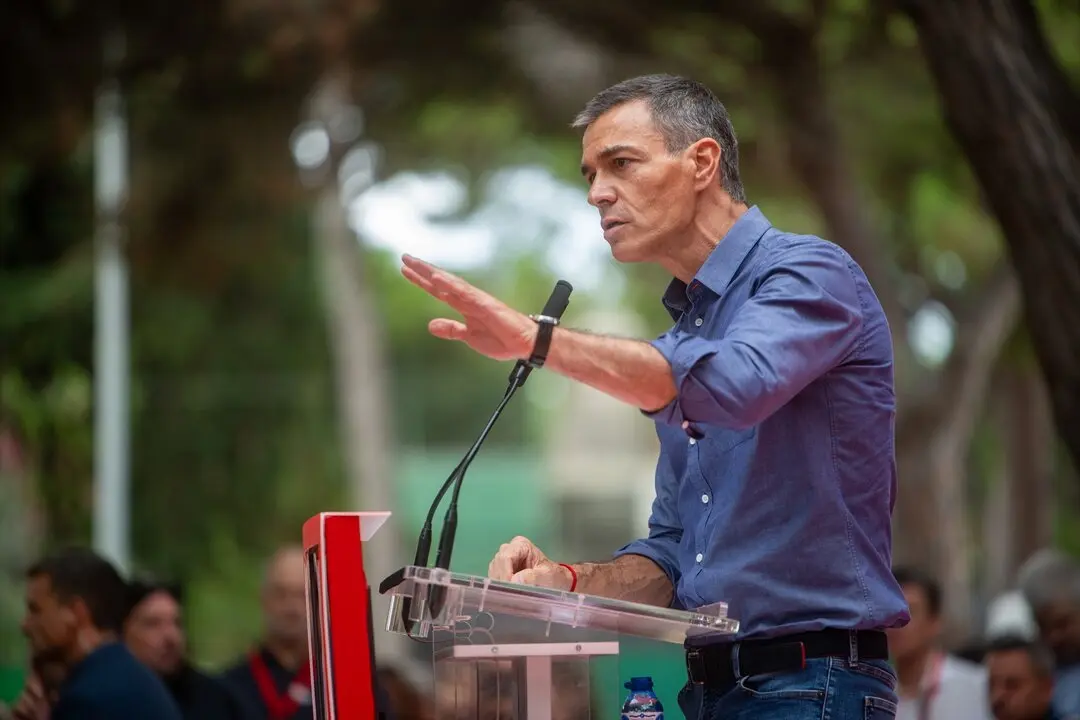 El presidente del Gobierno, Pedro S&aacute;nchez, interviene durante la Fiesta de la Rosa del PSC. / Lorena Sope&ntilde;a