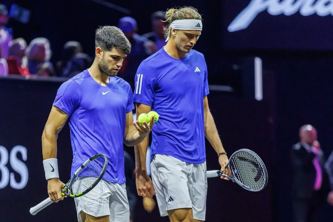 Alexander Zverev y Carlos Alcaraz, durante un partido de la Laver Cup. / Andreas Gora