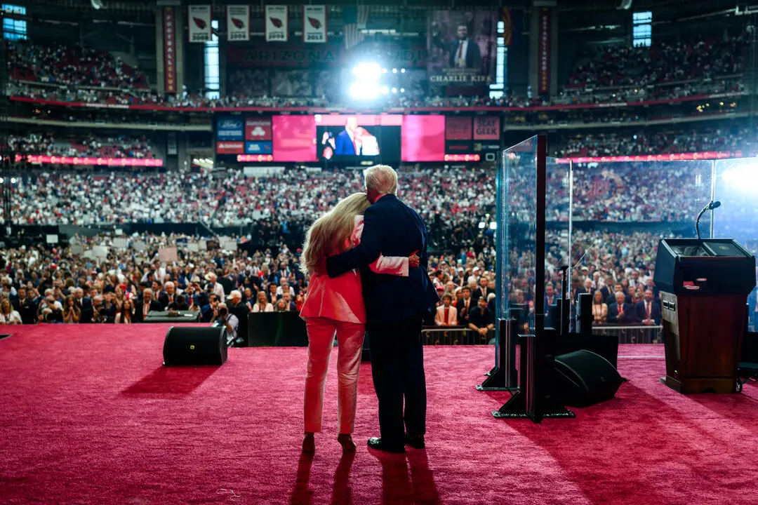 Donald Trump y Erika Krik, viuda de Charlie Kirk, durante el homenaje al activista. / Casa Blanca