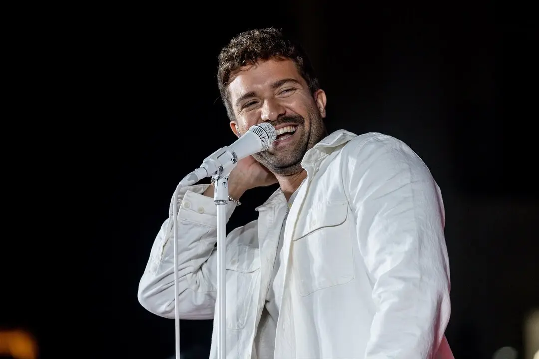 El cantante Pablo Albor&aacute;n durante un concierto gratuito en la Puerta del Sol. / Ricardo Rubio