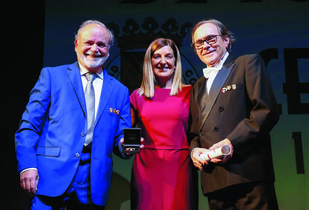 La presidenta de Cantabria, Mar&iacute;a Jos&eacute; S&aacute;enz de Buruaga, entreg&oacute; la insignia &lsquo;C&rsquo; cultural a la Sociedad Coral de Torrelavega. / alerta