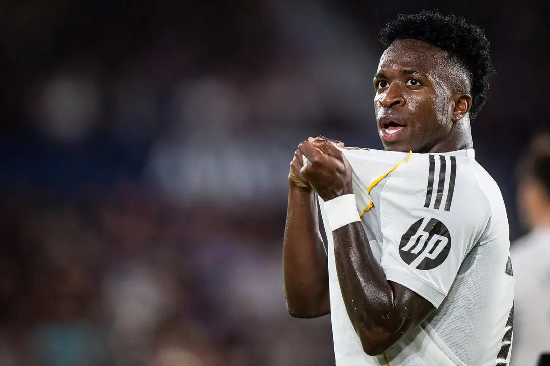 Vinicius se&ntilde;ala el escudo tras marcar ante el Levante. / EP