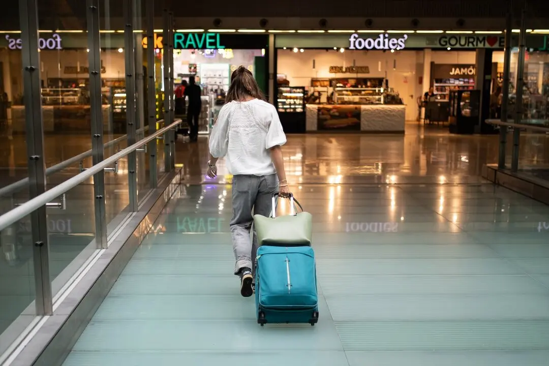 Una persona camina por un aeropuerto con su equipaje. / Alejandro Mart&iacute;nez V&eacute;lez