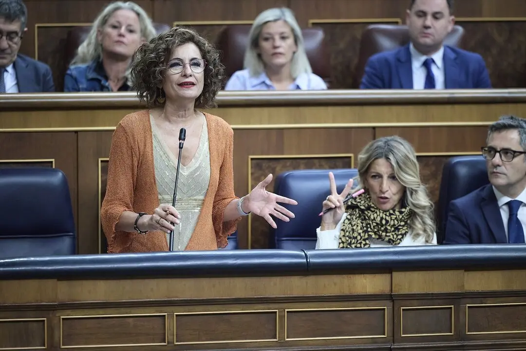 La vicepresidenta primera y ministra de Hacienda, Mar&iacute;a Jes&uacute;s Montero, interviene durante una sesi&oacute;n de control en el Gobierno. / Jes&uacute;s Hell&iacute;n