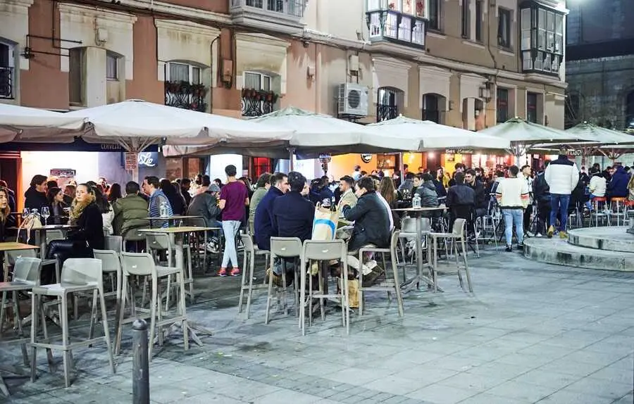 Varias personas en una terraza en Santander. / EP