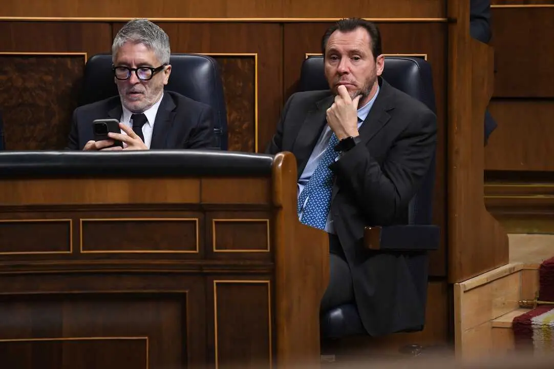 El ministro de Interior, Fernando Grande-Marlaska (i) y el ministro de Transportes y Movilidad Sostenible, &Oacute;scar Puente, durante una sesi&oacute;n plenaria. / Fernando S&aacute;nchez