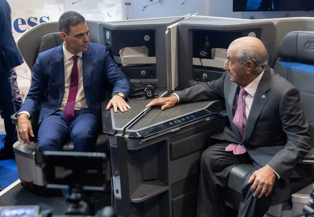 El presidente del Gobierno, Pedro S&aacute;nchez (i), y el presidente de Globalia, Juan Jos&eacute; Hidalgo (d). / Eduardo Parra