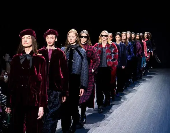 El oto&ntilde;o 2025 viene con todo: ante, estampados animal print y vol&uacute;menes XXL. / EMPORIO ARMANI