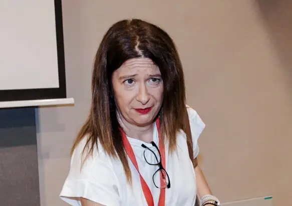 La exmilitante socialista Leire D&iacute;ez llega a una rueda de prensa. / Carlos Luj&aacute;n