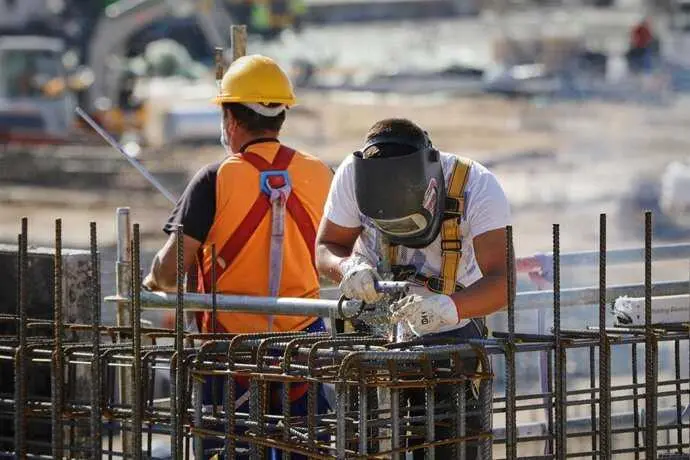 Dos personas trabajando en una obra. / EP