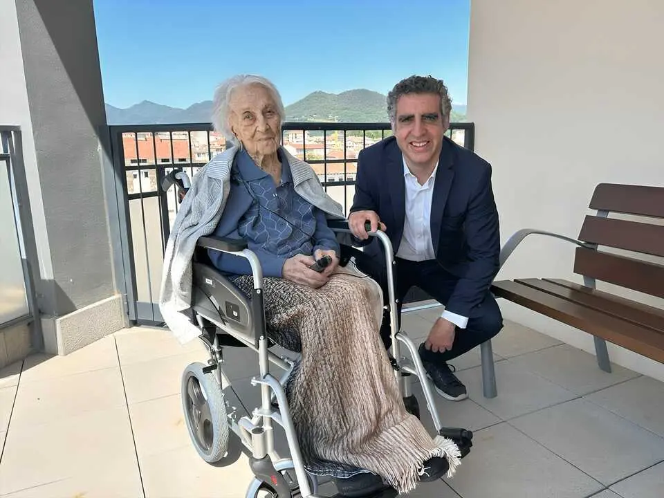 Maria Branyas con Manel Esteller, un m&eacute;dico espa&ntilde;ol. / EP