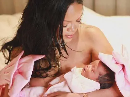 Rihanna presenta a su hija. / IG