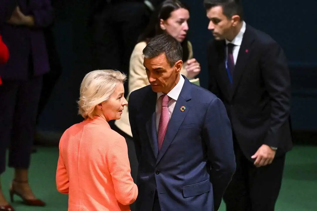El presidente del Gobierno espa&ntilde;ol, Pedro S&aacute;nchez, habla con la presidenta de la Comisi&oacute;n Europea, Ursula von der Leyen. / Lukas Coch