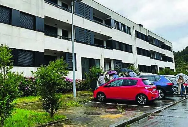 Varias personas en las viviendas VPO de Ganzo en Torrelavega. / Alerta
