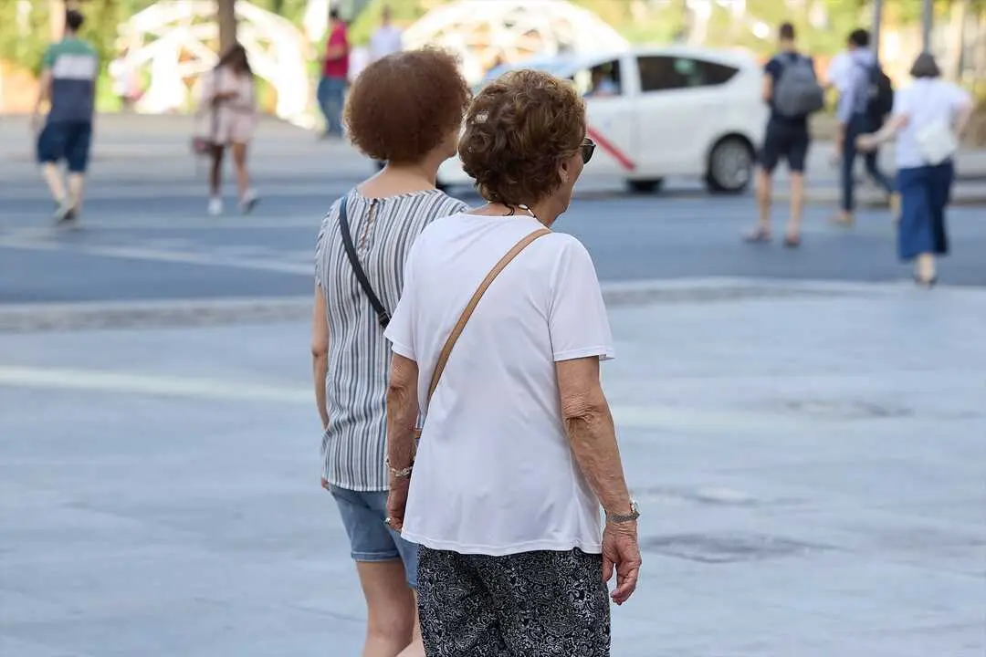 Dos se&ntilde;oras mayores caminan por una calle. / Jes&uacute;s Hell&iacute;n
