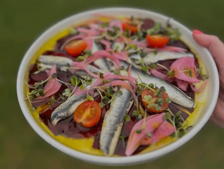 Boquerones en vinagre con piquillos confitados. / R.R.