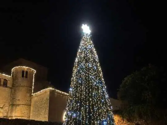 &Aacute;rbol de navidad ubicado en Santillana del Mar. / V.G.
