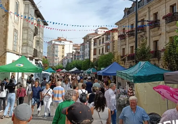 Varias personas pasean por una de las calles de Reinosa en fiestas. / A.R.