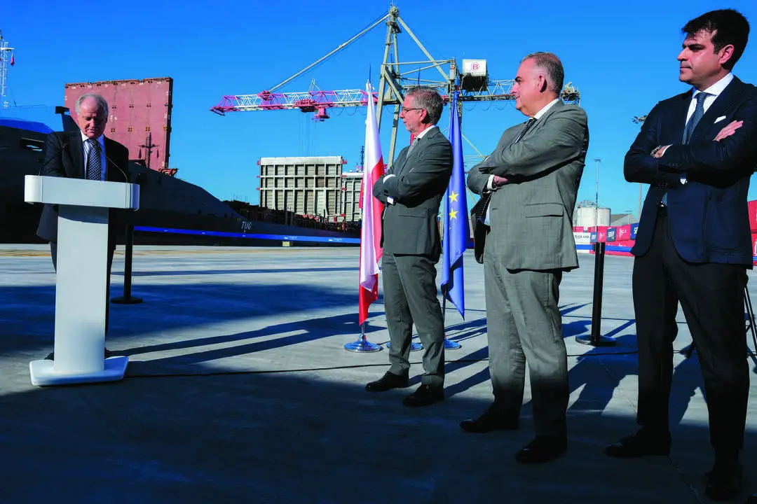 aer / santander

El Puerto de Santander ha dado un importante paso hacia la optimizaci&oacute;n de su capacidad operativa con la inauguraci&oacute;n de las obras de prolongaci&oacute;n de las v&iacute;as para gr&uacute;as portacontenedores en el muelle de Raos 3. El evento ha contado con la presencia de varios representantes del Gobierno de Cantabria, como los consejeros de Fomento, Vivienda, Ordenaci&oacute;n del Territorio y Medio Ambiente, Roberto Media, y de Industria, Empleo, Innovaci&oacute;n y Comercio, Eduardo Arasti. La obra, que ha supuesto una inversi&oacute;n cercana a los 2,5 millones de euros financiados por la Autoridad Portuaria, permitir&aacute; que dos buques puedan operar simult&aacute;neamente, mejorando la eficiencia y reduciendo los tiempos de tr&aacute;nsito.
El acto inaugural tambi&eacute;n ha contado con la participaci&oacute;n de C&eacute;sar D&iacute;az, presidente de la Autoridad Portuaria de Santander; Pedro Casares, delegado del Gobierno en Cantabria; Enrique Conde, presidente de CEOE-Cepyme; Tom&aacute;s Dasgoas, presidente de C&aacute;mara Cantabria; e Ignacio Boluda, presidente ejecutivo de Boluda Shipping. Este proyecto supone un avance significativo en la capacidad operativa del Puerto de Santander, consolidando su papel estrat&eacute;gico en el tr&aacute;fico de contenedores.
El consejero de Industria, Eduardo Arasti, ha destacado la importancia de esta obra como respuesta a las necesidades actuales de la terminal de contenedores, indicando que permitir&aacute; duplicar la capacidad de rendimiento del Muelle Raos 3. &laquo;La infraestructura permitir&aacute; reducir los tiempos de tr&aacute;nsito en siete d&iacute;as y optimizar el almacenamiento en la campa&raquo;, ha subrayado. Arasti ha puesto en valor el &laquo;crecimiento exponencial&raquo; del tr&aacute;fico de contenedores en el Puerto de Santander durante 2024, a&ntilde;o en el que se alcanzaron casi 150.000 contenedores, un incremento del 161,1% respecto al a&ntilde;o anterior. Este aumento en la actividad ha situado a Santander en el puesto n&uacute;mero 11 en el ranking de los puertos espa&ntilde;oles.

Plan de Internacionalizaci&oacute;n Cantabria 2025-2028. En su intervenci&oacute;n, Arasti tambi&eacute;n ha hablado de los desaf&iacute;os actuales que enfrentan los puertos y las empresas, citando la recesi&oacute;n econ&oacute;mica en Europa, las tensiones geopol&iacute;ticas, los cambios en las cadenas de suministro y las barreras comerciales. En este sentido, ha defendido el Plan de Internacionalizaci&oacute;n Cantabria 2025-2028, una iniciativa estrat&eacute;gica dise&ntilde;ada en colaboraci&oacute;n con el ICEX y las empresas del sector, cuyo objetivo es reforzar el acompa&ntilde;amiento a las empresas c&aacute;ntabras en su salida a mercados internacionales. Este plan tiene como foco la diversificaci&oacute;n geogr&aacute;fica, la atenci&oacute;n a mercados emergentes y la digitalizaci&oacute;n y sostenibilidad como pilares de competitividad internacional. Adem&aacute;s, Arasti ha resaltado la importancia de la cooperaci&oacute;n tecnol&oacute;gica y la inteligencia comercial para anticipar riesgos y oportunidades en un entorno global cada vez m&aacute;s cambiante.
&laquo;El plan debe ser una herramienta clave para reducir la vulnerabilidad de la econom&iacute;a c&aacute;ntabra ante shocks externos y consolidar una base exportadora m&aacute;s s&oacute;lida, diversificada y resiliente&raquo;, ha asegurado el consejero.

Apuesta por la eficiencia y el futuro del Puerto de Santander. El presidente de la Autoridad Portuaria, C&eacute;sar D&iacute;az, ha remarcado que el objetivo del Puerto de Santander es consolidarse como un &laquo;nodo de transporte &aacute;gil, fiable y cercano&raquo; que siga siendo un motor econ&oacute;mico fundamental para la Comunidad Aut&oacute;noma. D&iacute;az ha subrayado la importancia de la planificaci&oacute;n y la excelencia en las operaciones log&iacute;sticas, destacando que la entidad ha apostado por un plan de inversiones p&uacute;blicas y privadas de m&aacute;s de 270 millones de euros hasta el horizonte de 2030. Esto incluye, entre otras iniciativas, la ampliaci&oacute;n y modernizaci&oacute;n de las infraestructuras portuarias.
Por su parte, el delegado del Gobierno, Pedro Casares, ha destacado el hito que representa este proyecto para la actividad portuaria y para toda Cantabria. En su intervenci&oacute;n, Casares ha elogiado a Boluda Shipping por su contribuci&oacute;n al &eacute;xito de la terminal, que ha supuesto un &laquo;antes y un despu&eacute;s&raquo; en las operaciones del puerto. Adem&aacute;s, el delegado ha anunciado que el pr&oacute;ximo a&ntilde;o se abordar&aacute; la construcci&oacute;n de la autov&iacute;a ferroviaria que conectar&aacute; el Puerto de Santander con la meseta, asegurando que contar&aacute; con todas las inversiones necesarias para llevar a cabo este importante proyecto.

Boluda Shipping: un cambio radical en la operativa portuaria. Ignacio Boluda, presidente ejecutivo de Boluda Shipping, ha resaltado la mejora que supone la prolongaci&oacute;n de las v&iacute;as para la eficiencia de las operaciones en el Puerto de Santander. Gracias a esta infraestructura, la terminal ser&aacute; capaz de operar con dos barcos simult&aacute;neamente, lo que optimiza el proceso de carga y descarga y mejora los tiempos de respuesta. Boluda tambi&eacute;n ha avanzado que, este a&ntilde;o, prev&eacute;n superar las 150.000 toneladas en tr&aacute;fico de contenedores en el puerto de Santander, consolidando as&iacute; el crecimiento sostenido de la actividad en la d&aacute;rsena c&aacute;ntabra.

Detalles de la actuaci&oacute;n en Raos 3. La obra de prolongaci&oacute;n de las v&iacute;as en Raos 3 ha supuesto la ampliaci&oacute;n en 170 metros lineales de los carriles existentes, que ahora alcanzan los 203 metros. Estos carriles son fundamentales para el desplazamiento de las gr&uacute;as p&oacute;rtico, que realizan las maniobras de carga y descarga de los contenedores. La estructura de los carriles est&aacute; apoyada en vigas de hormig&oacute;n que requieren una cimentaci&oacute;n profunda, realizada mediante pilotes, para soportar los esfuerzos transmitidos por las gr&uacute;as. La obra ha sido ejecutada por la UTE formada por las empresas Europea de Ingenier&iacute;a y Obra Civil, S.L. y Sondeos, Inyecciones y Trabajos Especiales, S.A., y ha supuesto una inversi&oacute;n total de 2.489.365 euros, a cargo de la Autoridad Portuaria de Santander.

Conexiones internacionales y expansi&oacute;n de la terminal. Boluda Maritime Terminals Santander ha reforzado su conectividad internacional con tres escalas semanales que vinculan Santander con diversas rutas de importancia estrat&eacute;gica. Estas rutas conectan el puerto con Portugal, C&aacute;diz, Canarias, Dubl&iacute;n, Liverpool, Tilbury y Rotterdam, facilitando el comercio internacional, especialmente con el hub de Rotterdam, uno de los puntos neur&aacute;lgicos del comercio europeo. / ALERTA