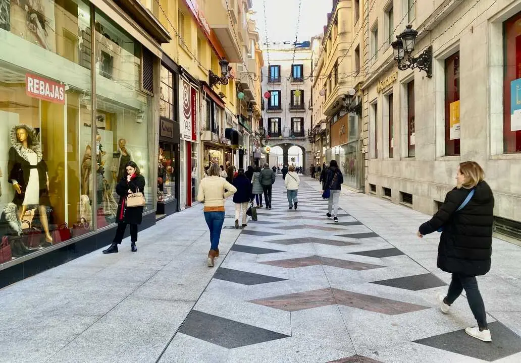 Varias personas caminan por una calle del centro de Santander. / EP