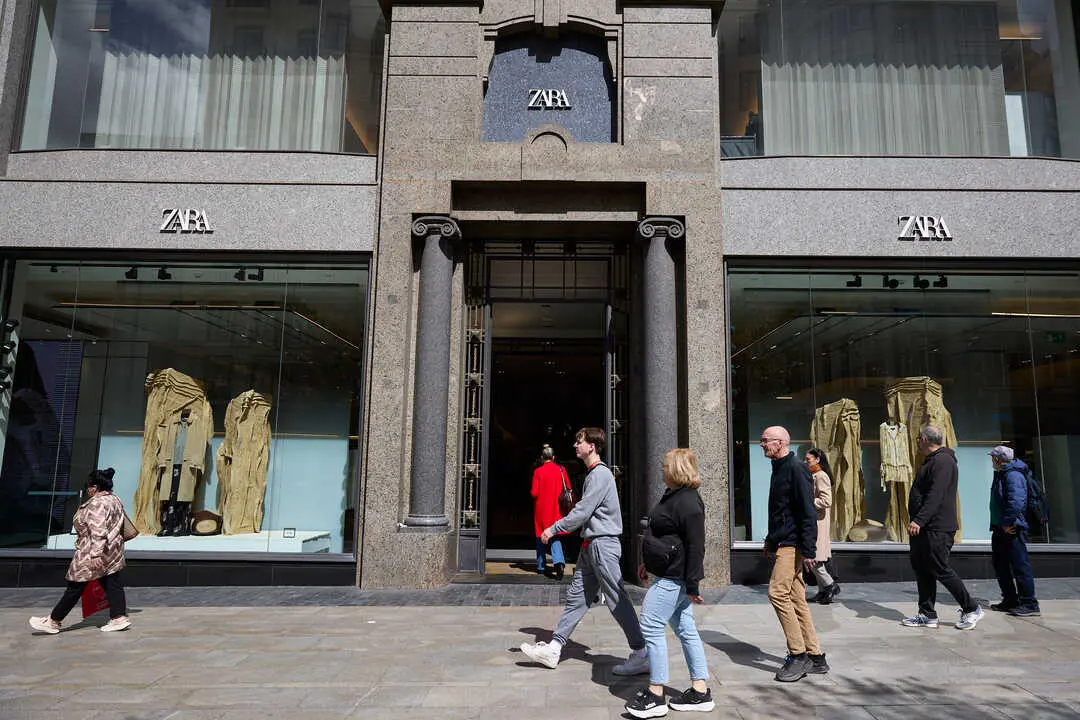 En Madrid, Zara Man ya muestra la nueva estrategia con cafeter&iacute;a propia bajo la marca Zacaff&eacute;. / EP