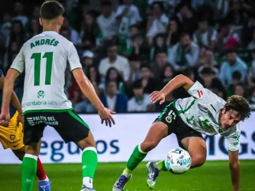 Sangalli tropieza durante una acci&oacute;n del partido. / LH