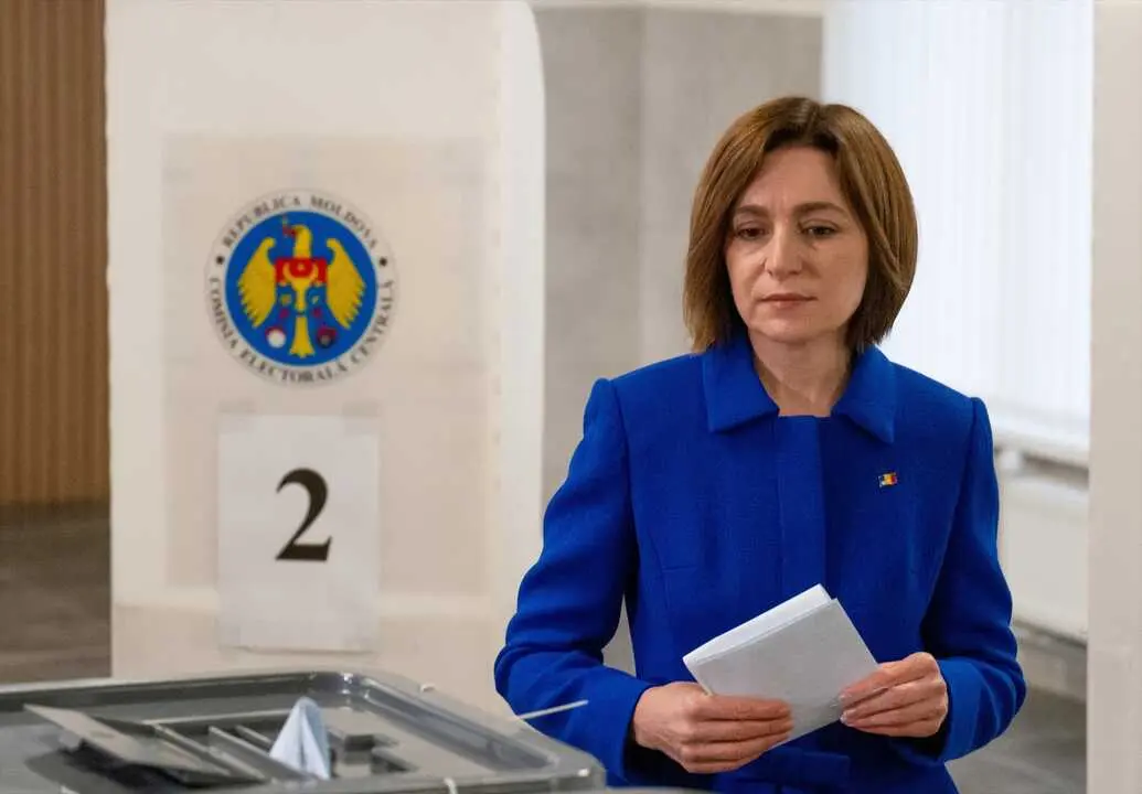 La Presidenta de Moldavia, Maia Sandu, vota en las elecciones parlamentarias de Moldavia de 2025. / EP