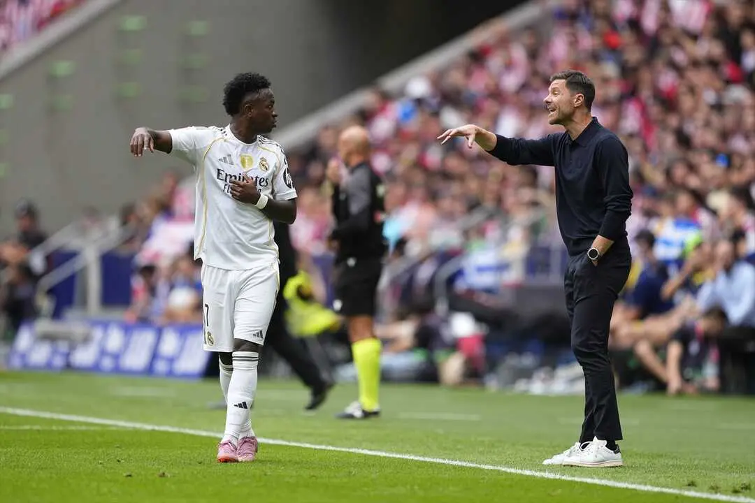 Xabi Alonso, entrenador del Real Madrid, habla con Vinicius Junior durante el partido disputado entre el Atl&eacute;tico de Madrid y el Real Madrid. / EP