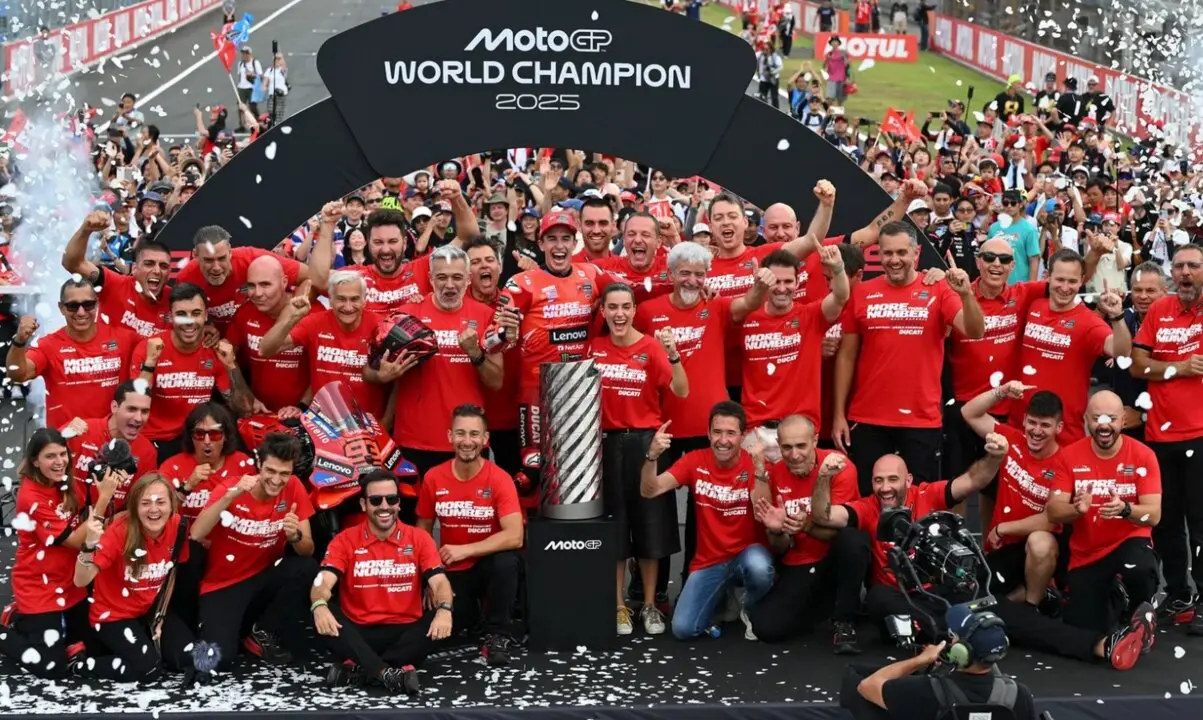 M&aacute;rquez celebra con su equipo la victoria en MotoGP. / MotoGP