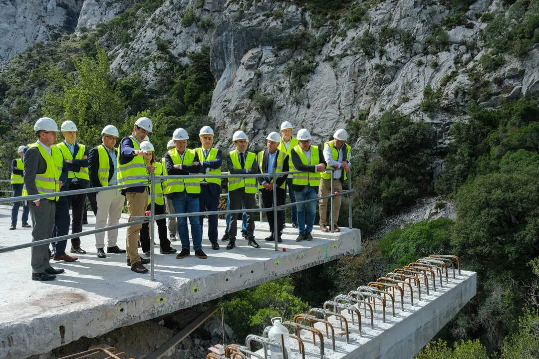 Las autoridades, ayer, en la visita a las obras del Desfiladero de la Hermida. / A.E