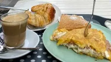 Uno desayuno del local. / A.E