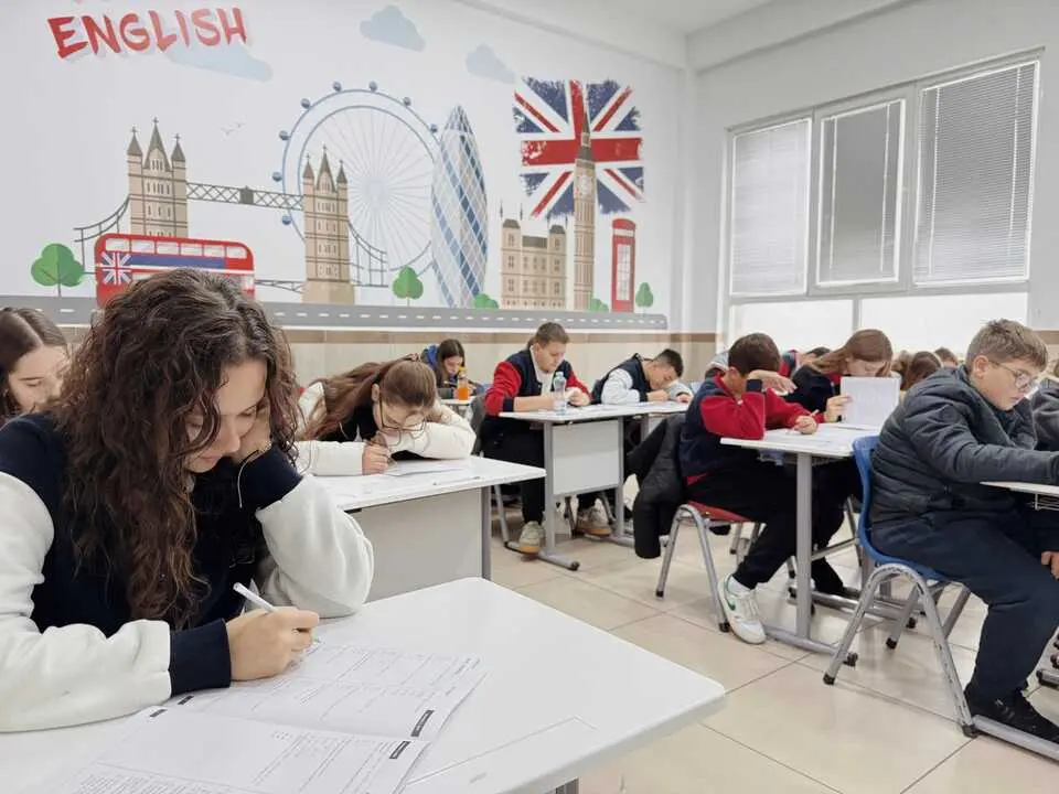 Varios ni&ntilde;os hacen un examen de ingl&eacute;s. / A.E